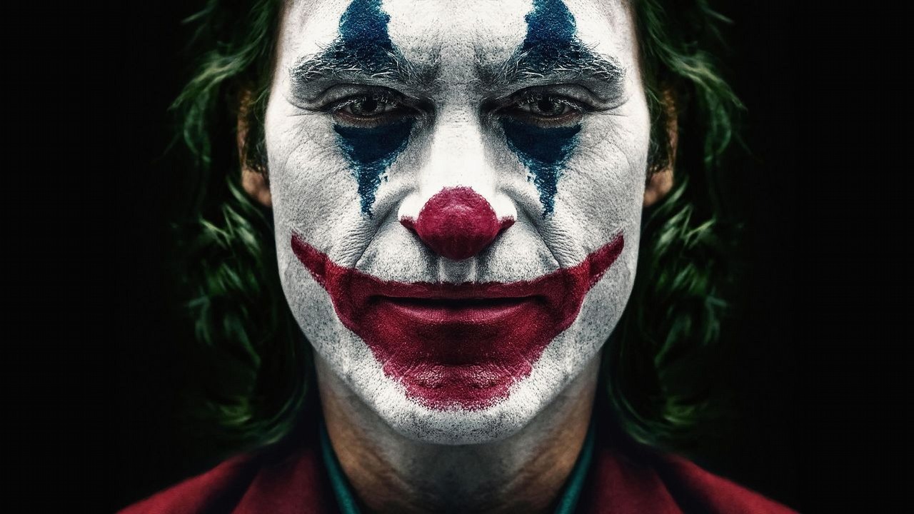 Joaquin Phoenix przerwał milczenie na temat kontrowersyjnego finału Jokera 2. Gwiazdor uważa, że zakończenie ma w sobie „ciepło”, źródło grafiki: Joker, Todd Phillips, Warner Bros., 2019.
