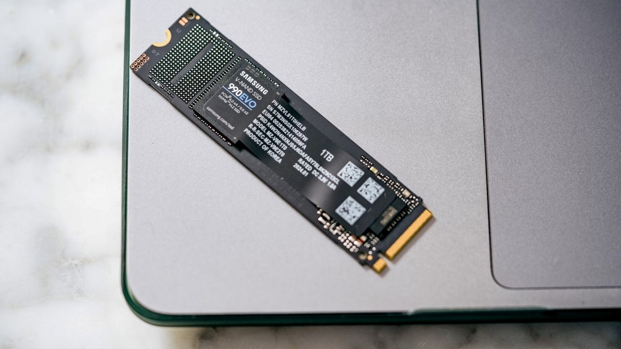 Ceny dysków SSD mogą dalej spadać, ponieważ „cykl wymiany” nie zaczął się - producenci mają nadzieję na 2025 rok, źródło grafiki: Samsung Memory; Unsplash.com; 2024.