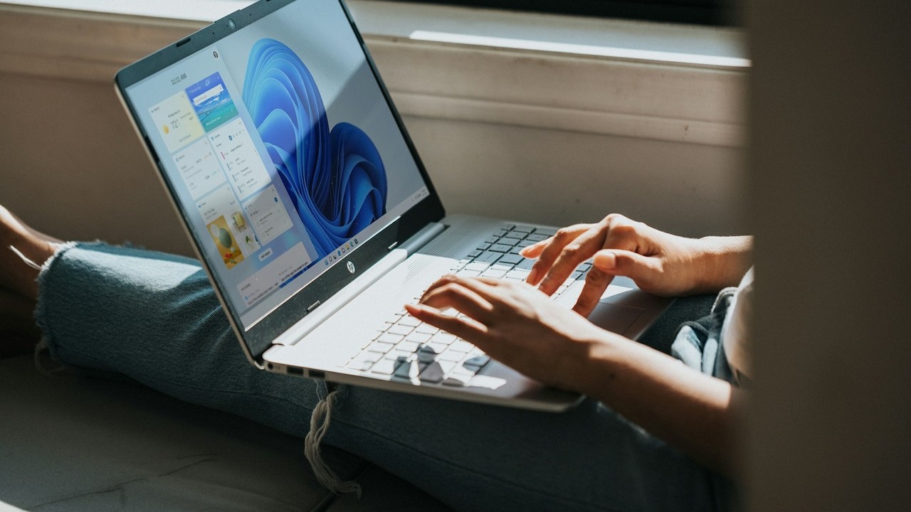 Windows 11 24H2 trwale zmniejsza przestrzeń na dysku twardym i nic nie można na to poradzić, źródło grafiki: Unsplash | Windows.