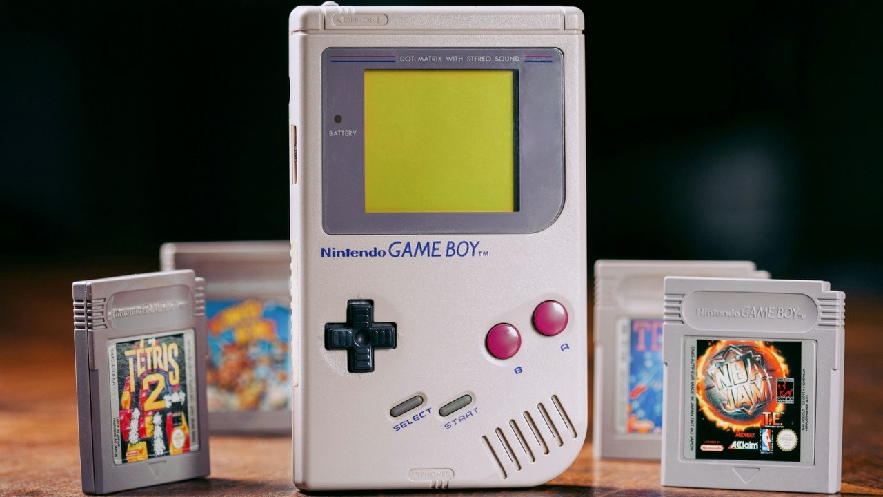 Fan Nintendo odkrywa, że jego gra na Game Boya jest fałszywa - ale w środku kartridża znajduje jeszcze większą niespodziankę, źródło grafiki: Lander Denys, Unsplash.