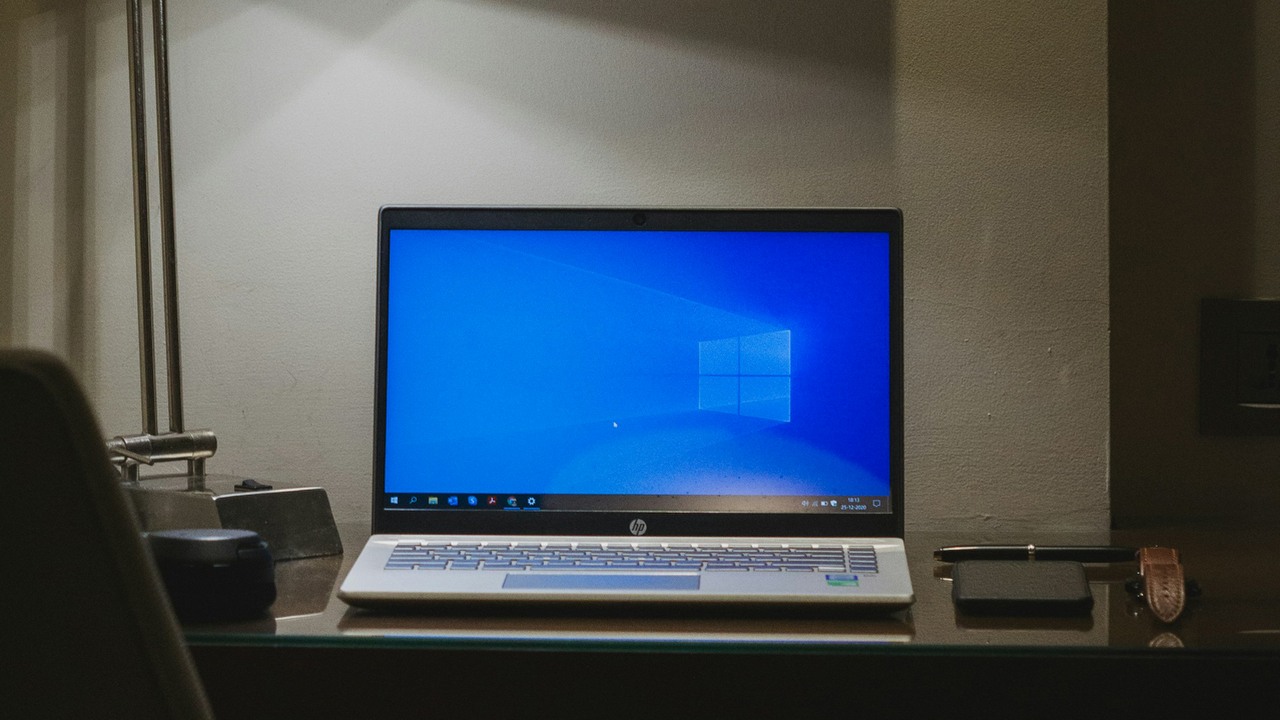 Do pogrzebu Windowsa 10 został już tylko rok, użytkownicy powinni zacząć szukać alternatywy, źródło grafiki: Unsplash | Arnav Singhal.