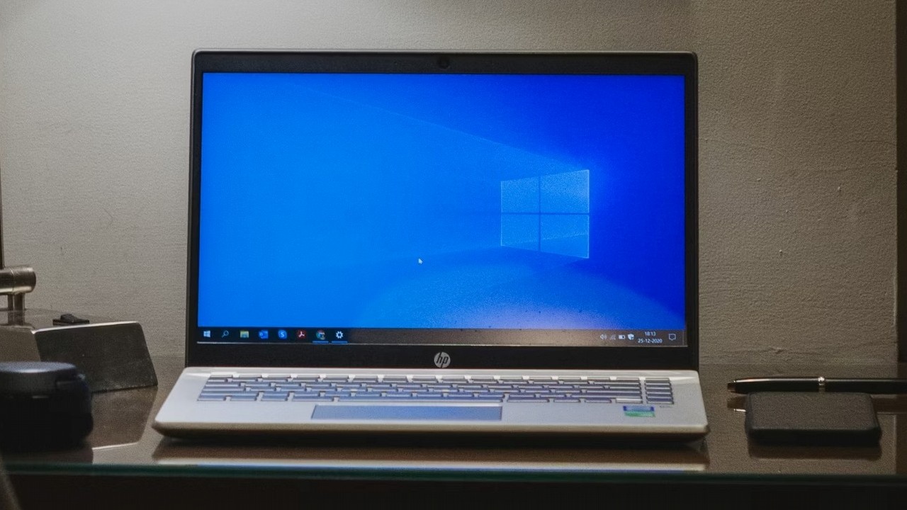 Został rok do końca wsparcia Windowsa 10.  System wciąż dominuje nad Windowsem 11 w popularności, źródło grafiki: Arnav Singhal; Unsplash.com; 2021.