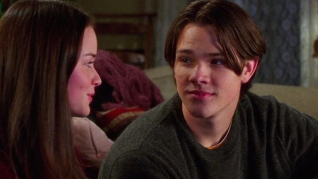 Jared Padalecki kręcąc Gilmore Girls czuł się jakby był „w koszmarze, w którym jesteś nagi w szkole”, źródło grafiki: Gilmore Girls, Amy Sherman-Palladino, Warner Bros. Television, 2000.