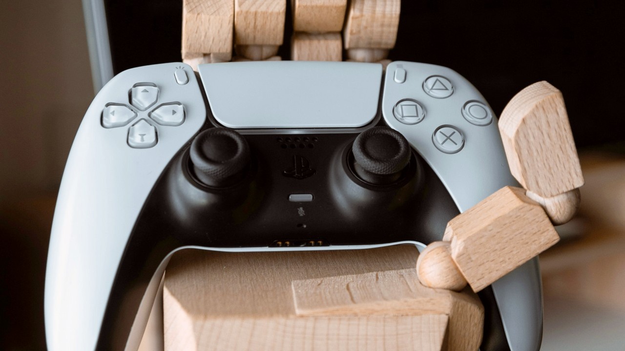 PS5: Zbliżenie ujawnia, jak brudny jest kontroler po czterech latach użytkowania, źródło grafiki: Rohan, Unsplash.