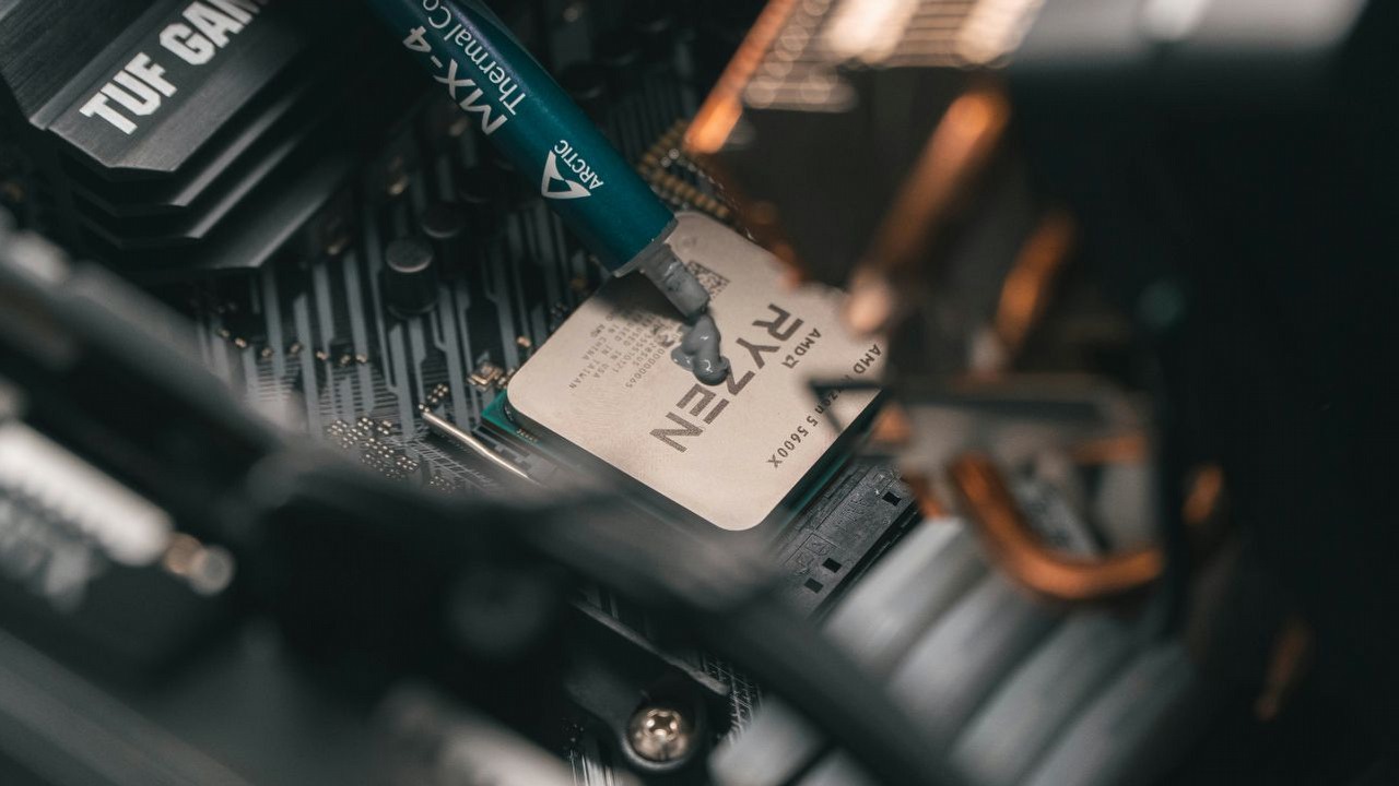 YouTuber wydaje 10 000 euro na najlepszy zestaw do gier na świecie i zdaje sobie sprawę, że nie może kupić najważniejszej rzeczy, źródło grafiki: Unpslash | giuse.