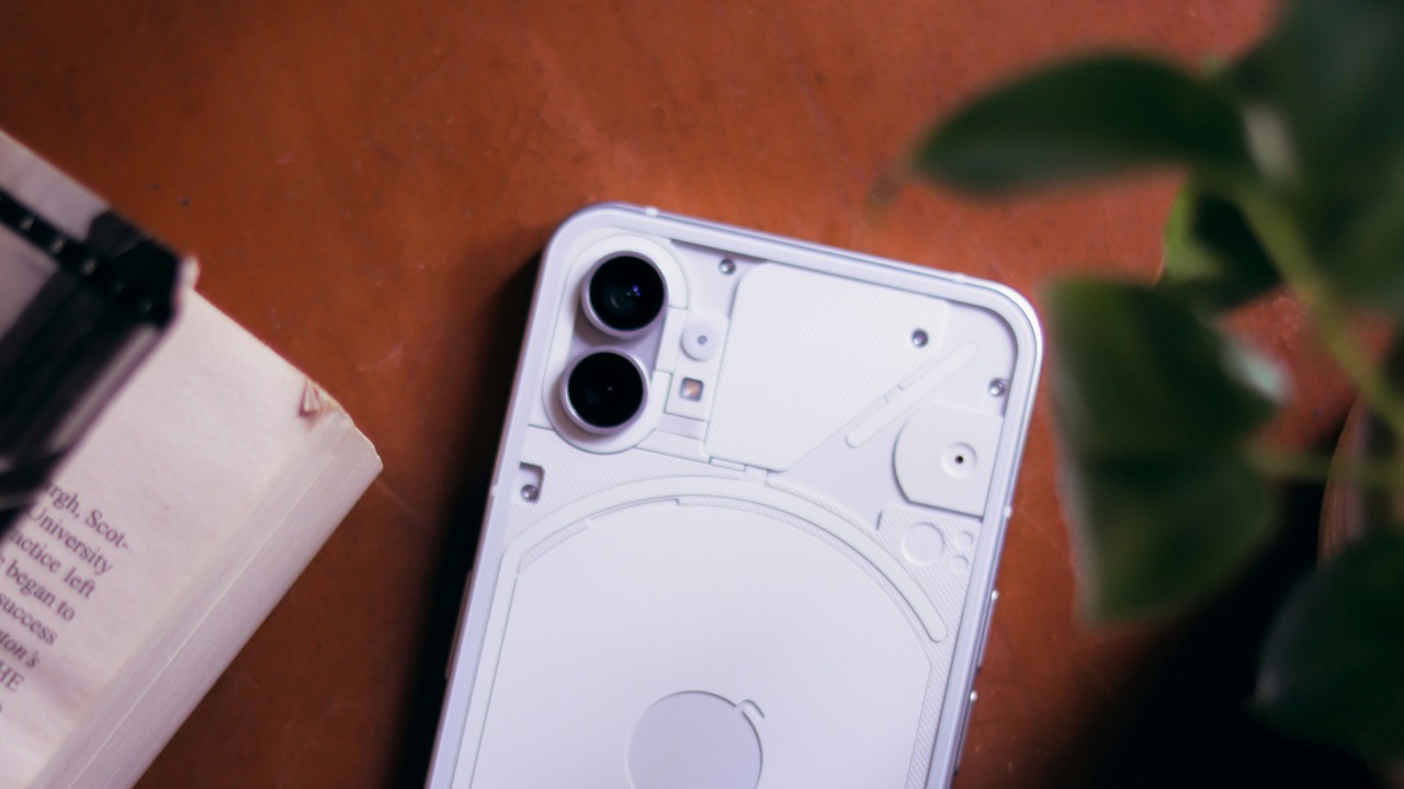 Ten smartfon świeci w ciemności. Nothing Phone (2a) w edycji limitowanej owocem pracy fanów, źródło grafiki: Ayay CV | Unsplash.