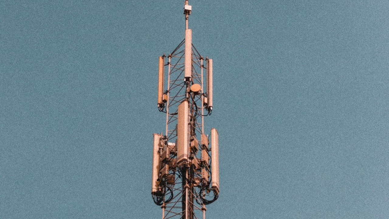 Internet 6G przekroczył prędkość 900 Gb/s. Do eksperymentu naukowcy wykorzystali laser, źródło grafiki: Julian; Unsplash.com; 2021.