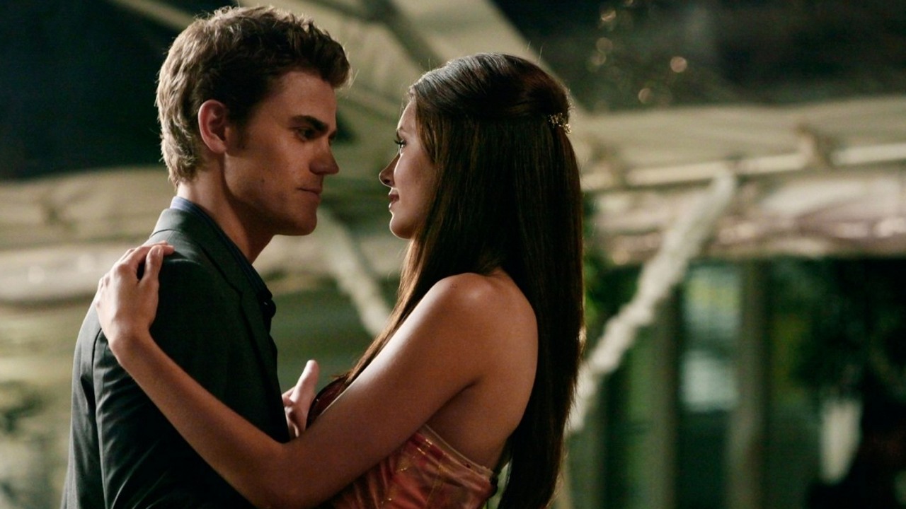 „Jestem kretynem”. Paul Wesley już zawsze będzie żałować zrobienia tej jednej rzeczy w Pamiętnikach wampirów, źródło grafiki: The Vampire Diaries, Kevin Williamson i Julie Plec, The CW, 2009.