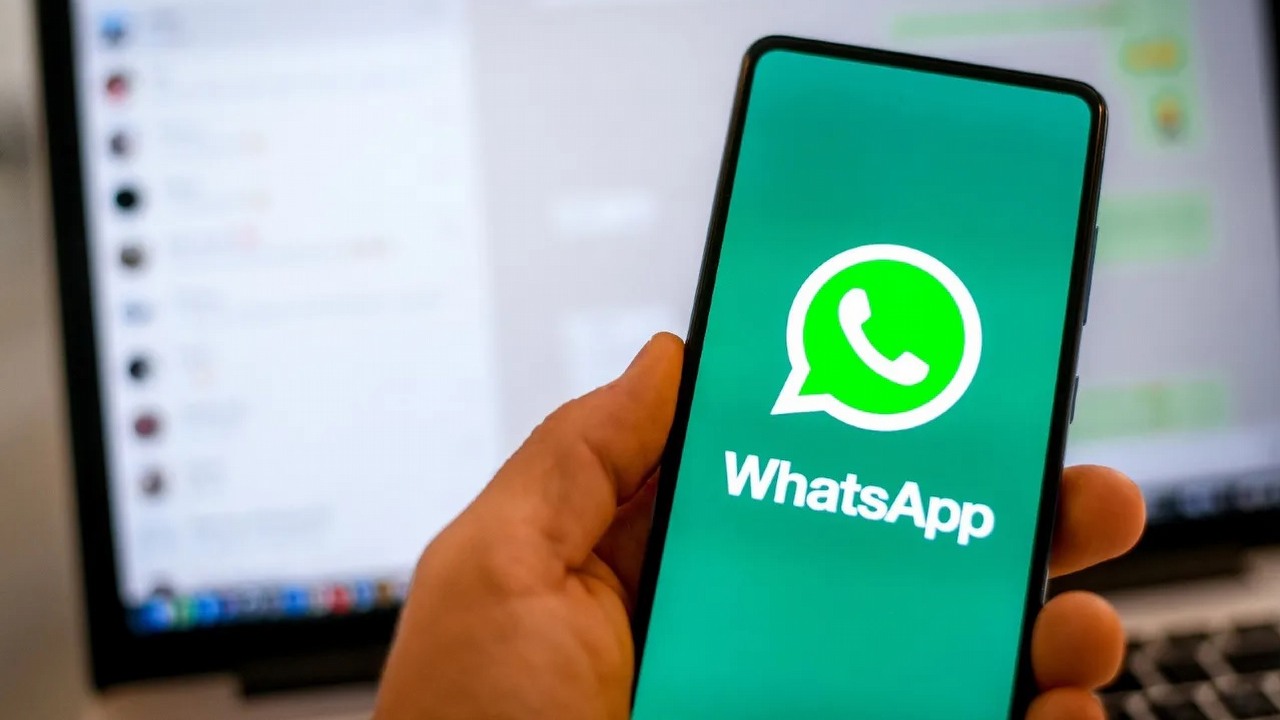 WhatsApp - personalizacja. Jak zmienić zdjęcie profilowe, nazwę grupy i tapetę? Odpowiadamy, źródło grafiki: essanews.com.
