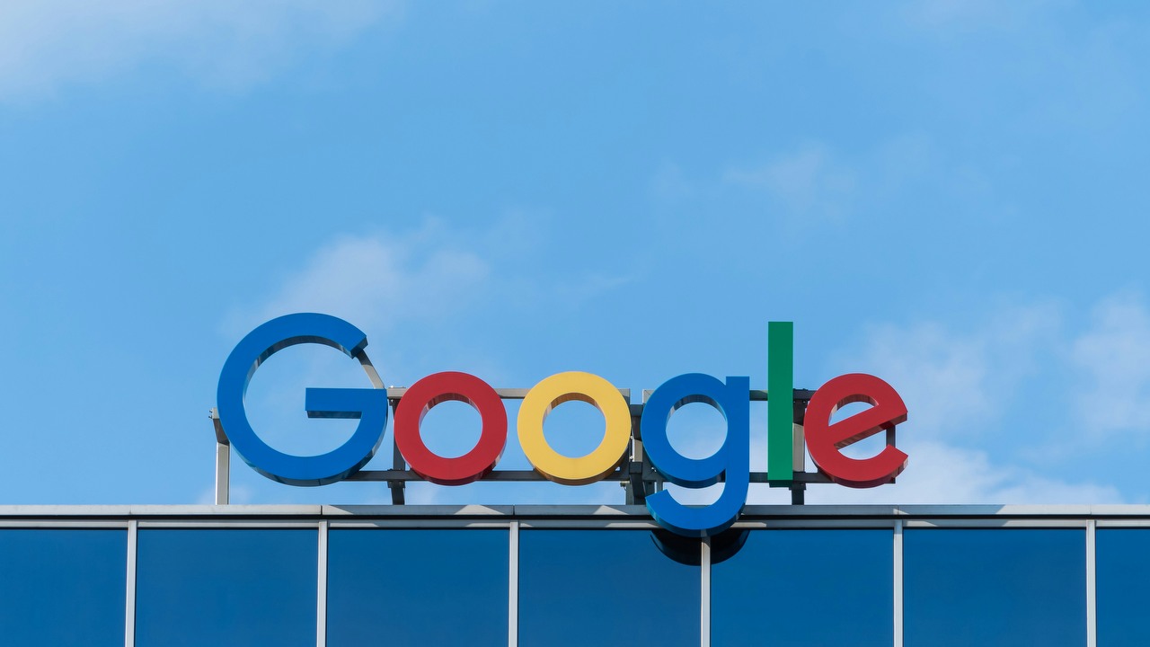 Google z dużym sukcesem w konflikcie sądowym z Epic Games. Gigant nie będzie musiał pozwolić konkurencji wejść na sklep Play, źródło grafiki: Unsplash | Pawel Czerwinski.