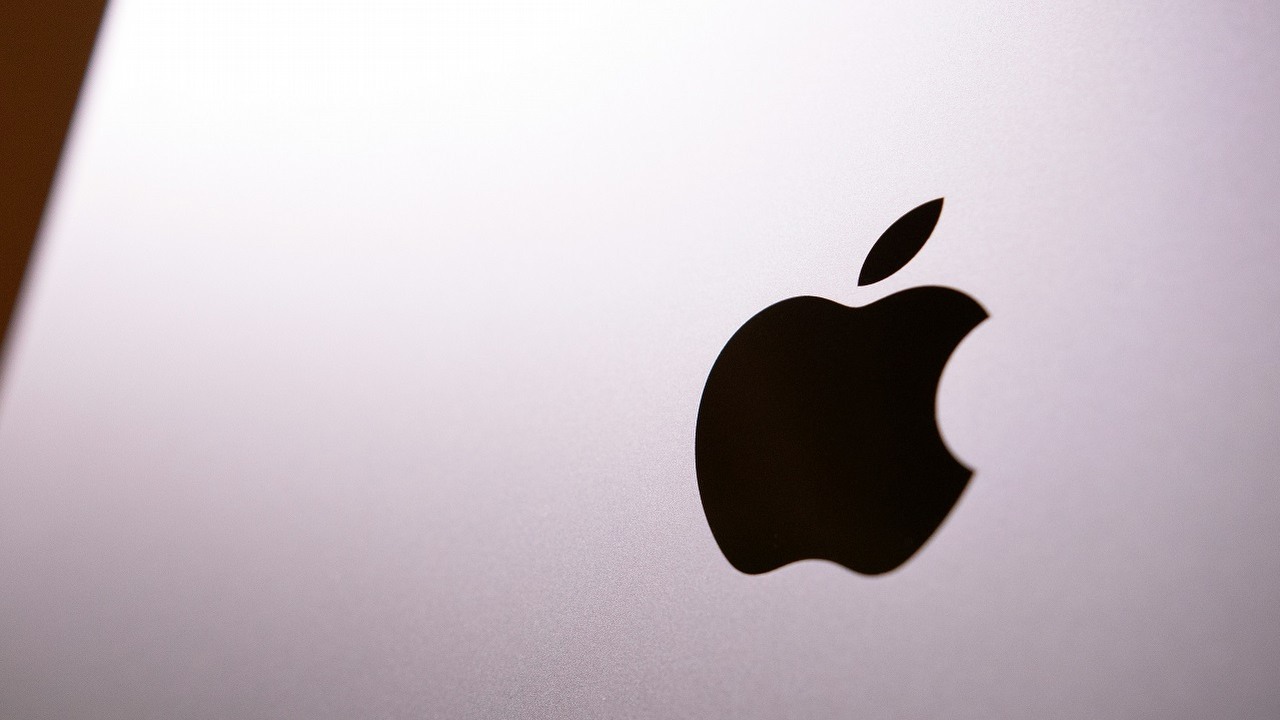 Irlandzka policja skonfiskowała podrobione sprzęty Apple o wartości ponad 670 tysięcy złotych, źródło grafiki: Unsplash | dlxmedia.hu..