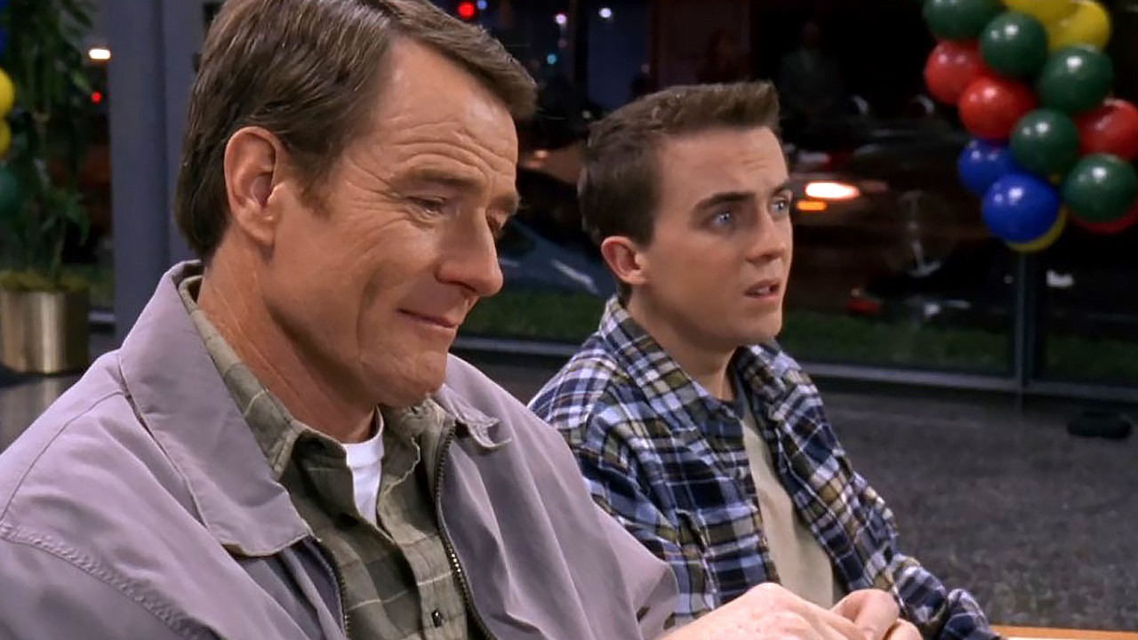 „Bryan Cranston wchodzi ubrany w małe kąpielówki”. Frankie Muniz ze Zwariowanego świata Malcolma poznał swojego serialowego ojca w zabawnych okolicznościach, źródło grafiki: Malcolm in the Middle, Linwood Boomer, Fox, 2000.