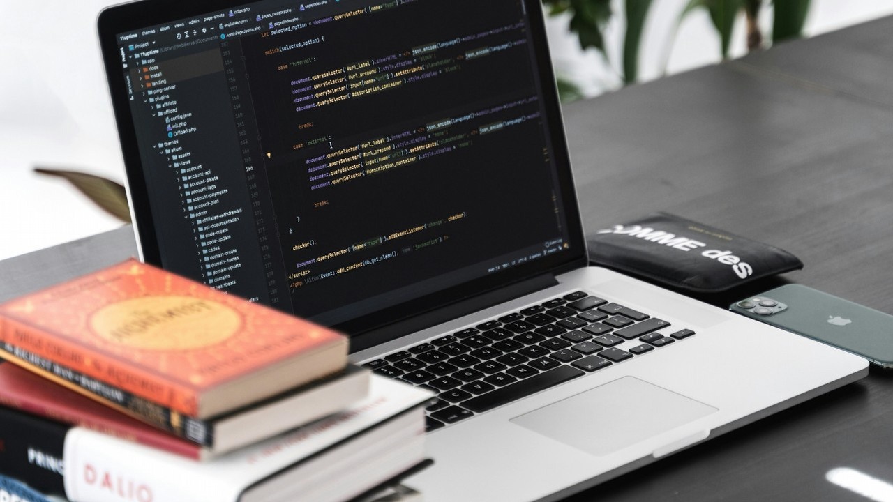 „Mam dyplom, ale nie umiem programować” - informatyk ubolewa nad problemem, z którym boryka się wielu absolwentów, źródło grafiki: AltumCode, Unsplash.