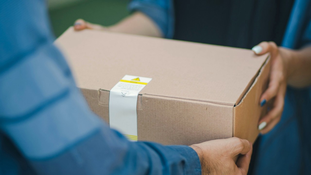 Gracz zamówił na Amazonie kartę graficzną za 200 zł wartą 10-krotnie więcej i otrzymał niespodziankę, źródło grafiki: RoseBox, Unsplash.