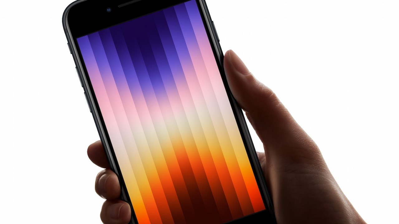 Wszystko, co trzeba wiedzieć o iPhone SE 4 - ekran, aparat, specyfikacja, cena, data premiery, źródło grafiki: Apple.