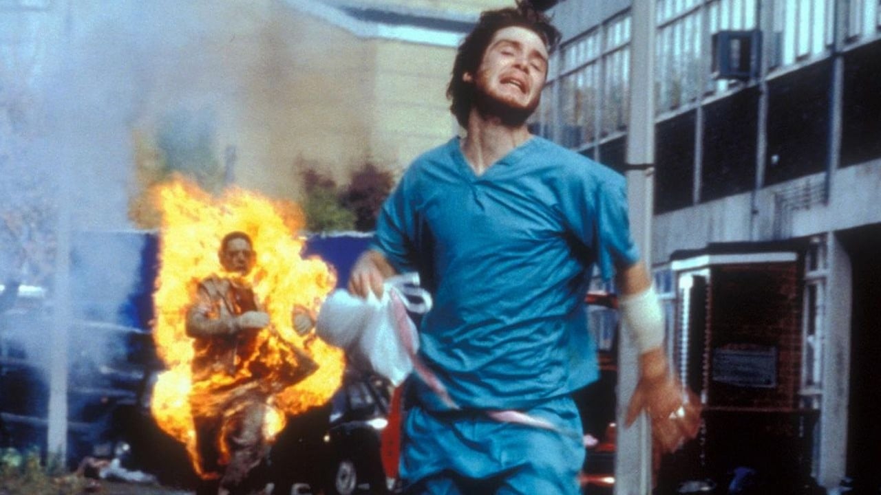 28 lat później, sequel jednego z najlepszych filmów o zombie wszech czasów, nadchodzi. Ralph Fiennes ujawnia fabułę i zdradza, że nakręcono już dwie części trylogii, źródło grafiki: 28 dni później, Danny Boyle, British Film Council, 2002.