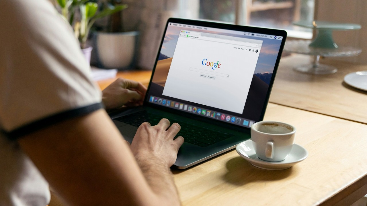 Google tworzy asystenta AI niczym z Marvela. Jarvis zrobi zakupy, zarezerwuje hotele i wypełni formularze, źródło grafiki: Firmbee | Unsplash.