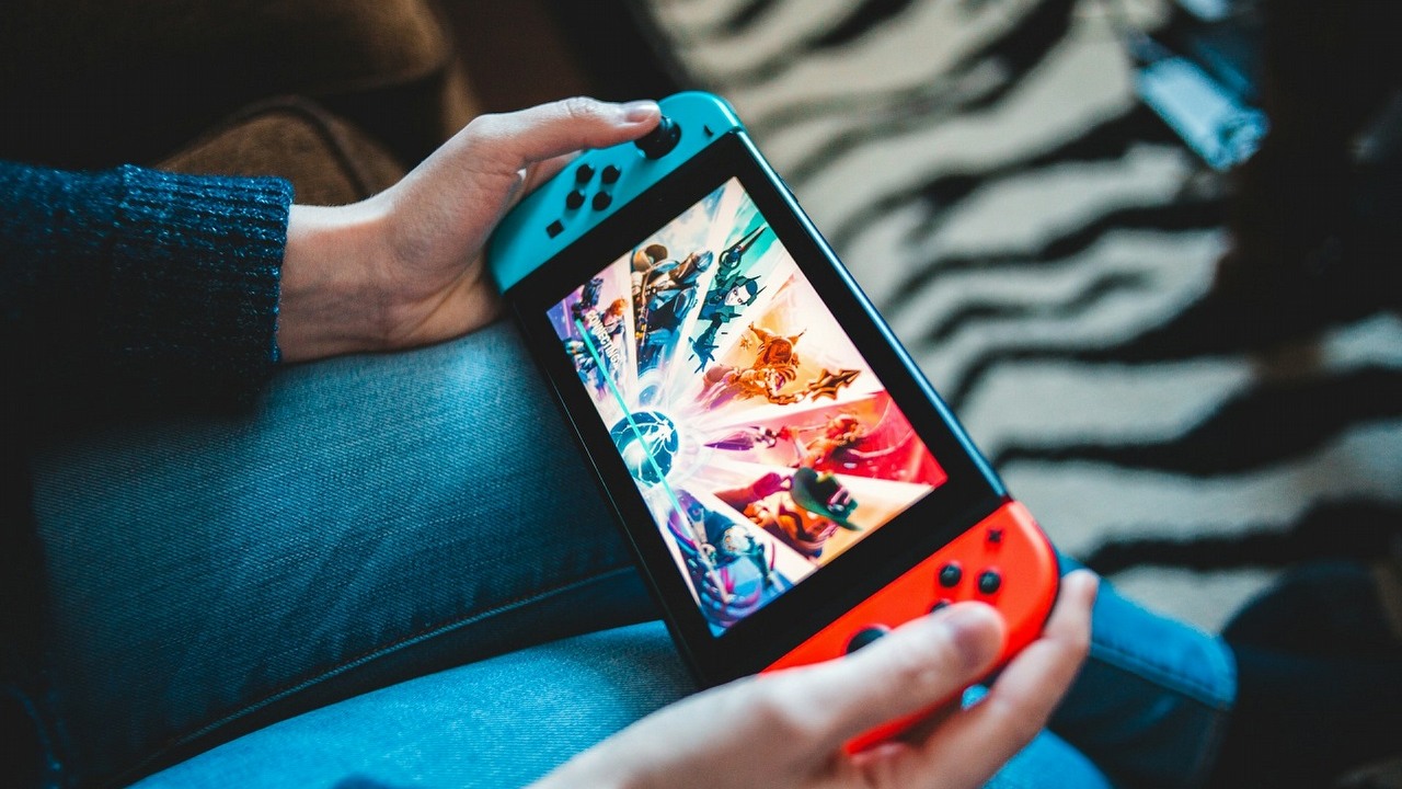 Nintendo nie tylko naprawiło zepsutego Switcha dziecka, ale nawet uratowało jego naklejki, źródło grafiki: Unsplash | Erik Mclean.