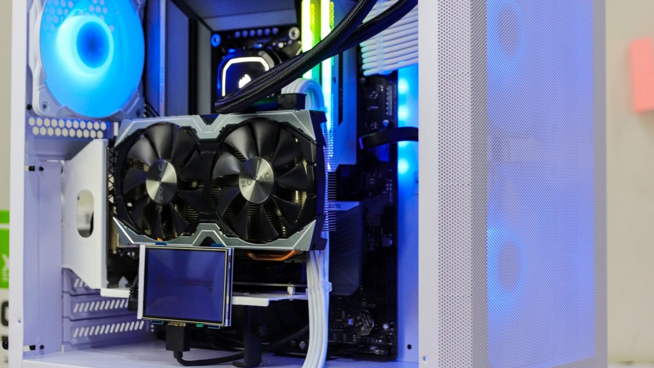 Co jest najtrudniejsze w złożeniu komputera samemu? Społeczność wymienia całą listę potencjalnych problemów, źródło grafiki: Abdullah Abid; Unsplash.com; 2022.