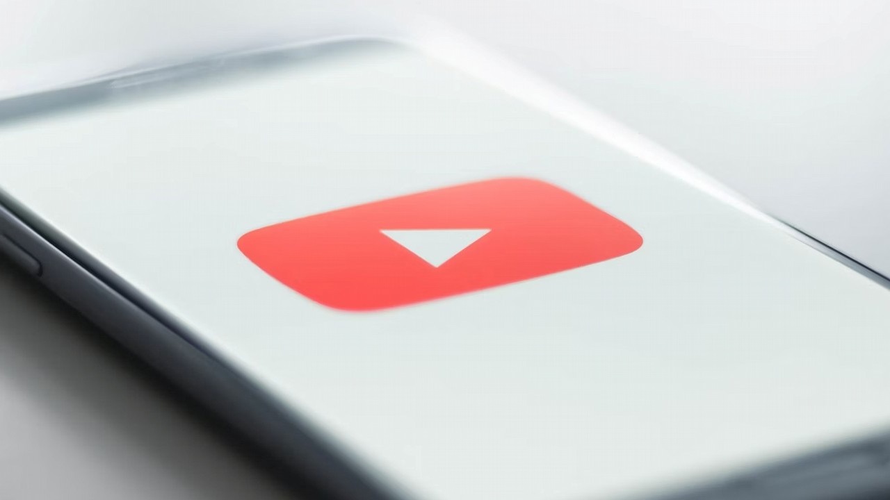 YouTube może usunąć daty i liczby wyświetleń z filmów na stronie głównej. „Skorzystają na tym kanały AI wypluwające generyczne filmy”, źródło grafiki: Christian Wiediger; Unsplash.com; 2019.