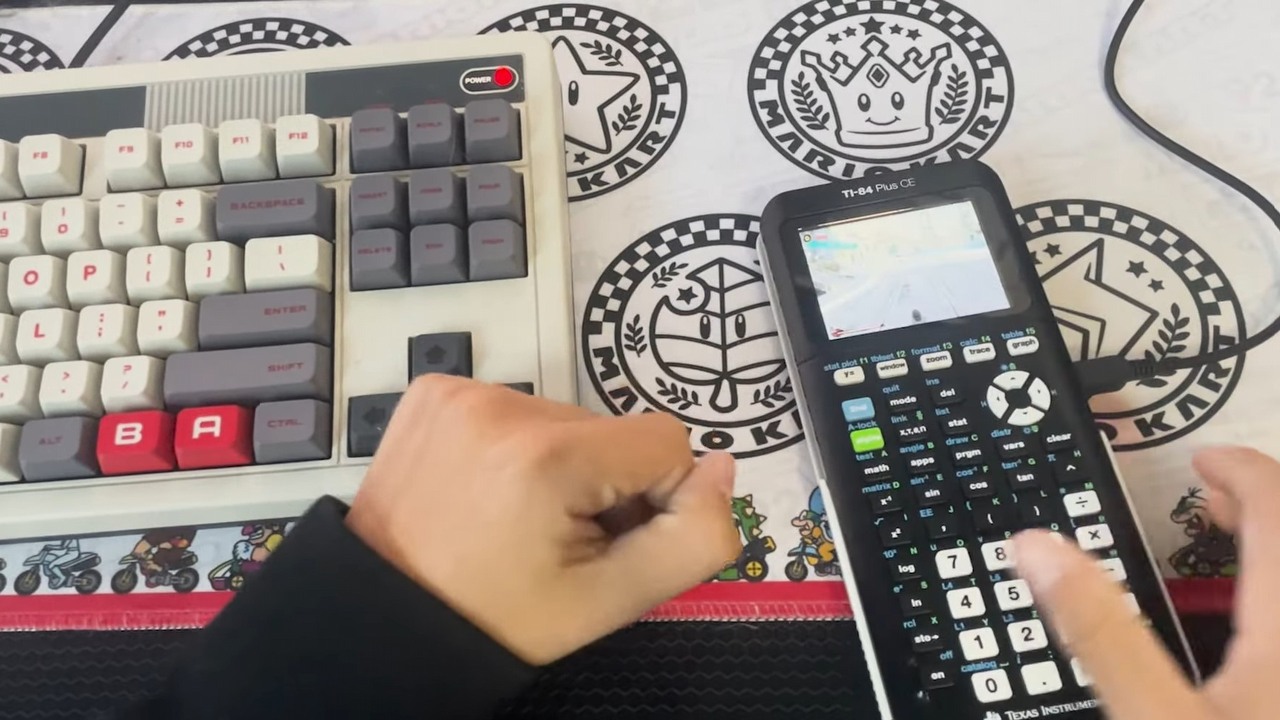 Gracz pokazał wszystkim żartownisiom, że na kalkulatorze da się grać jak pros. Nawet jeśli sprzęt wyciąga tylko 2 fpsy, źródło grafiki: YouTube | Barcade.