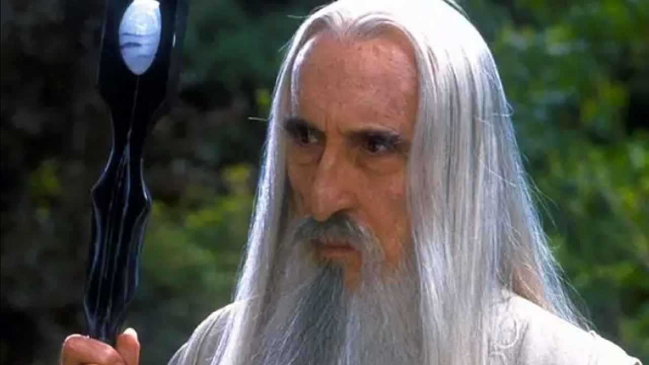 Christopher Lee powróci jako Saruman we Władcy Pierścieni: Wojnie Rohirrimów - i to nie za sprawą AI, źródło grafiki: Władca Pierścieni: Drużyna Pierścienia, Peter Jackson, Warner Bros., 2001.