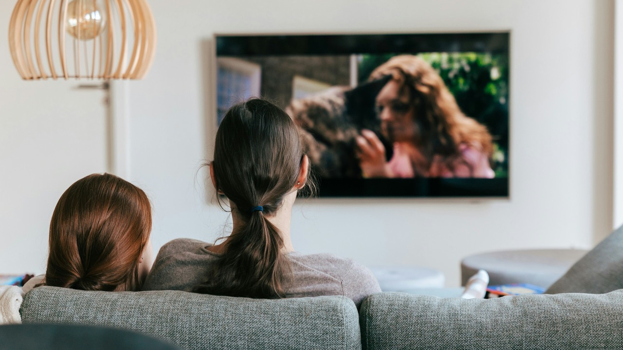 Z naszych mieszkań i domów znikają jadalnie - winne są serwisy streamingowe Netflix, Disney i Amazon, źródło grafiki: Kevin Woblick | Unsplash.