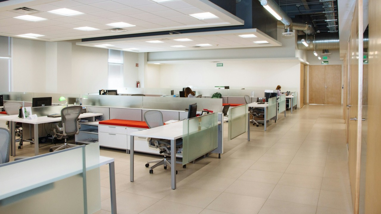 Jeden z największych problemów branży gier okiem Jasona Schreiera. Deweloperzy mają dość wielkich korporacji, przez co małe studia coraz bardziej rosną w siłę, źródło grafiki: Unsplash, Adolfo Felix.