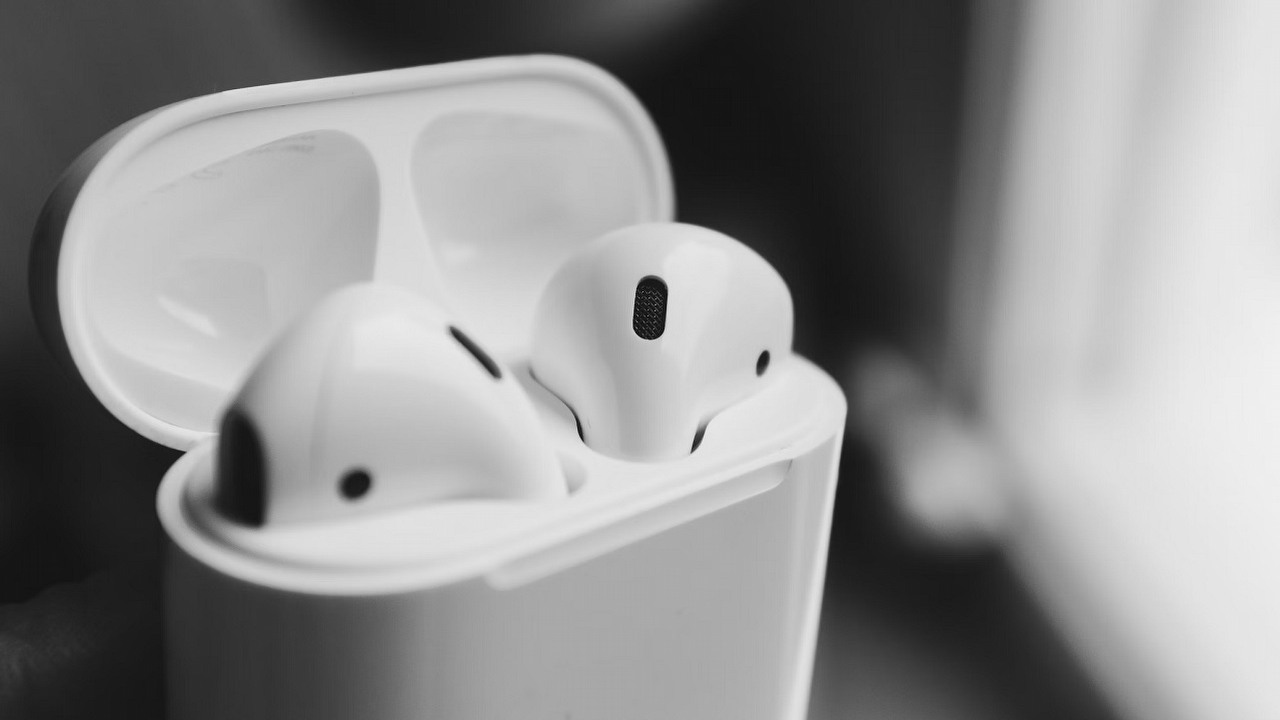 Jak podłączyć AirPods do PC? Opisujemy krok po kroku, źródło grafiki: Howard Bouchevereau | Unsplash.