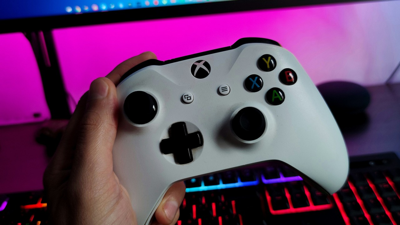 Xbox sprzedaje się gorzej, ale Microsoft zarabia więcej na grach; ta dziwna strategia w końcu przynosi zyski, źródło grafiki: Diego Marin | Unsplash.