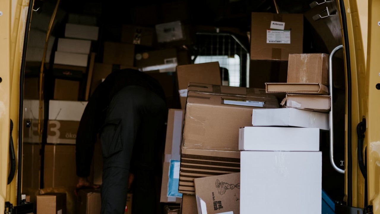 PS5 Pro może trafić do domu w dniu premiery. Polskie sklepy przygotowują się do wysyłki konsol, źródło grafiki: Claudio Schwarz; Unsplash.com; 2021.