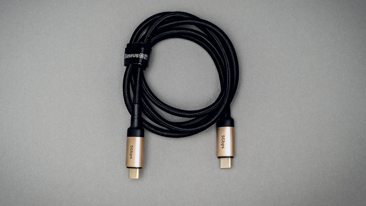 USB-C jako standard miał wszystko ułatwić, ale nie do końca się to udało, źródło grafiki: Mika Baumeister, Unsplash.