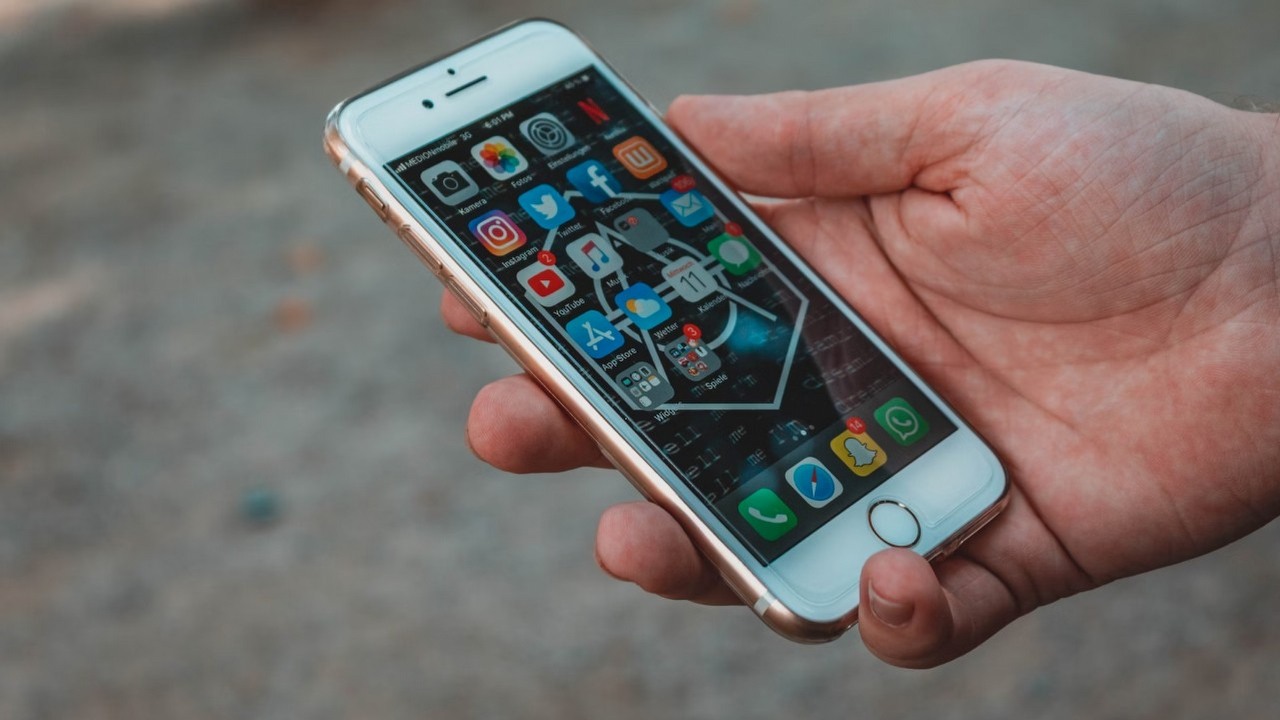 Komisja Europejska przygląda się producentowi Gorilla Glass. Corning mógł naruszyć przepisy antymonopolowe, źródło grafiki: Sara Kurfeß; Unsplash.com; 2018.