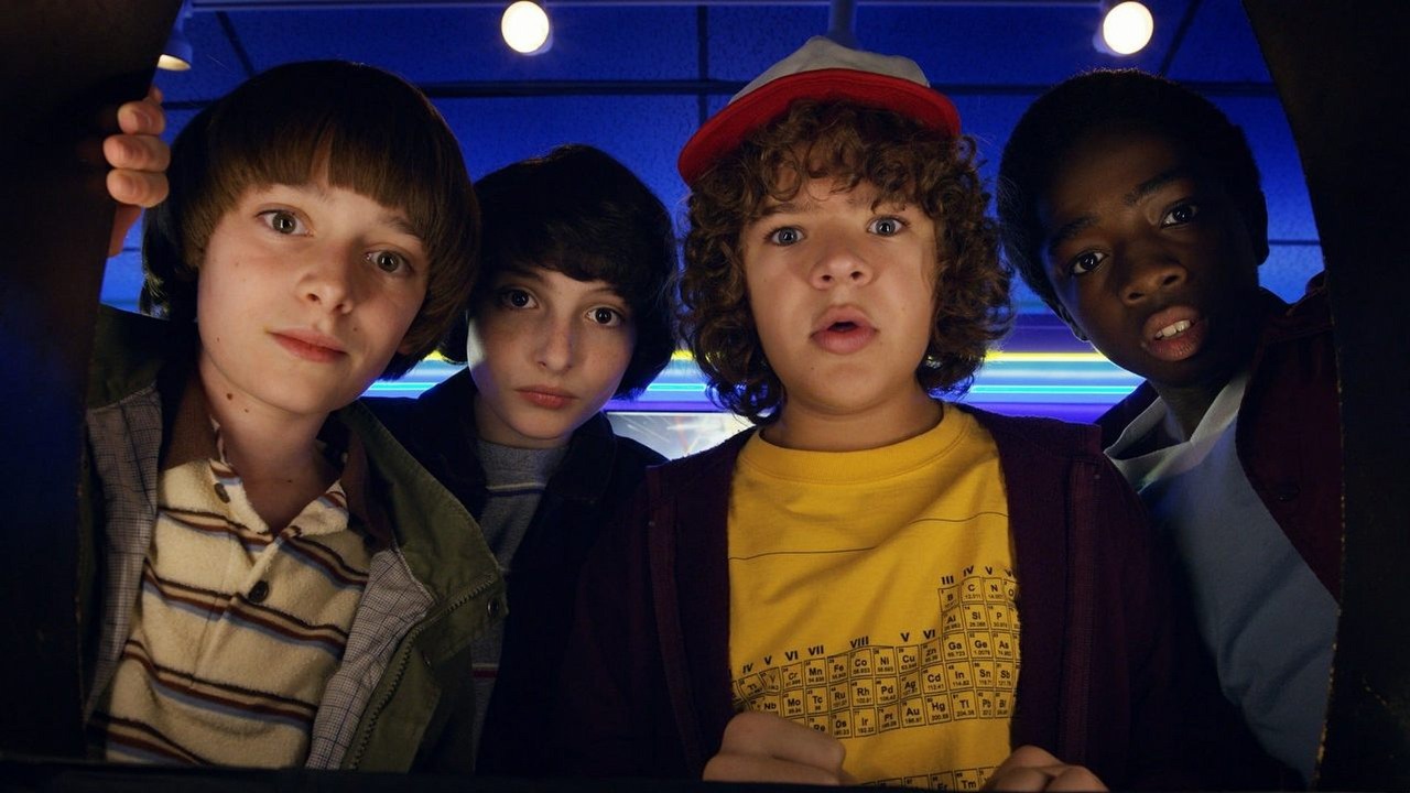 W Stranger Things 5 powróci ikoniczna lokacja z 1. sezonu. Pojawienie się tego miejsca potwierdza teorię co do finału hitu sci-fi Netflixa, źródło grafiki: Stranger Things, Matt Duffer, Netflix, 2016.