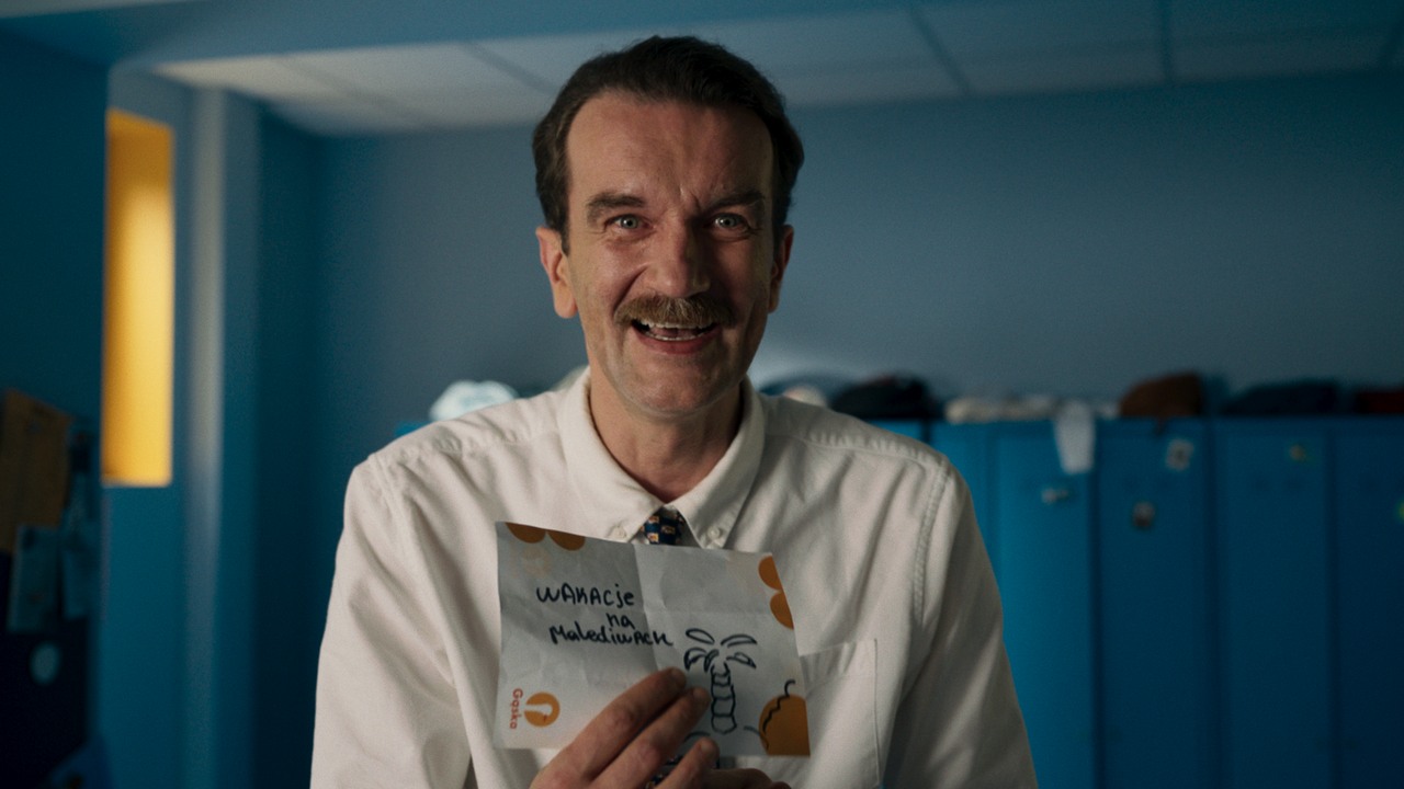 Tomasz Kot jako ekscentryczny przedsiębiorca w nowej komedii twórców 1670. Zobaczcie zwiastun Gąski, pierwszego polskiego serialu Prime Video, źródło grafiki: Gąska, Maciej Buchwald, Prime Video, 2024.