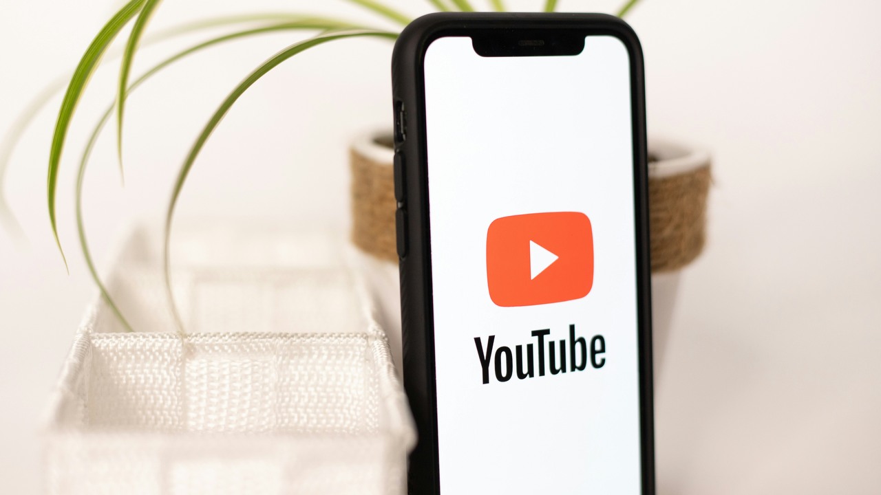 YouTube rezygnuje ze zniżek dla wieloletnich subskrybentów, źródło grafiki: Collabstr | Unsplash.