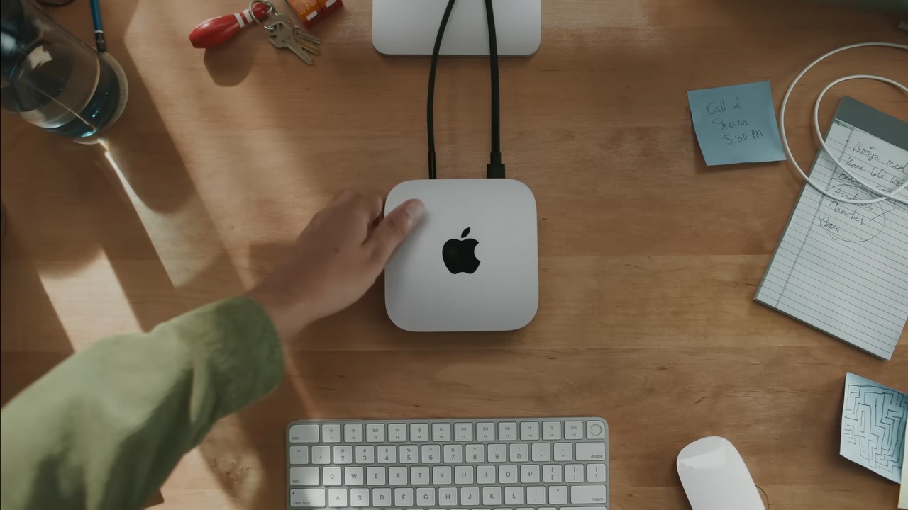Apple tłumaczy się z dziwnego umieszczenia przycisku zasilania w najnowszym Macu Mini, źródło grafiki: Apple | YouTube.