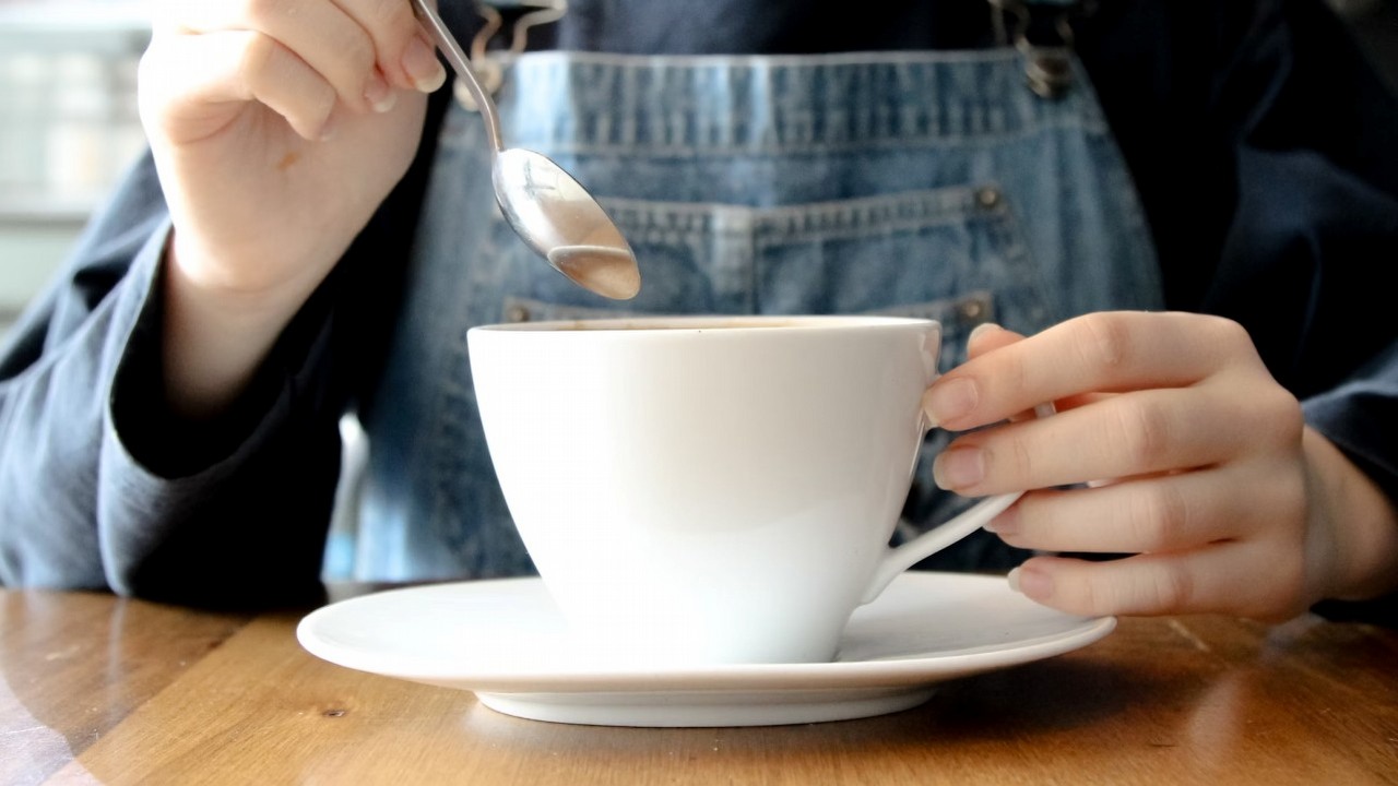 Darmowa kawa dla pracowników Intela. „Małe udogodnienia” mają podnieść morale zespołu po masowych zwolnieniach, źródło grafiki: Sara Johnston; Unsplash.com; 2018.