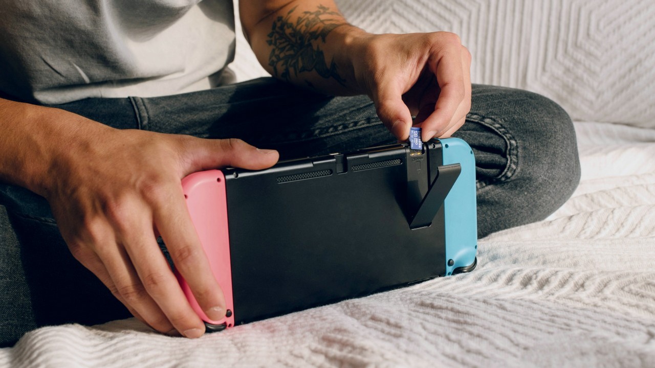 Mama chce zaskoczyć syna zupełnie nową grą Pokemon - po otwarciu prezentu czekało go tylko rozczarowanie, źródło grafiki: Samsung Memory, Unsplash.