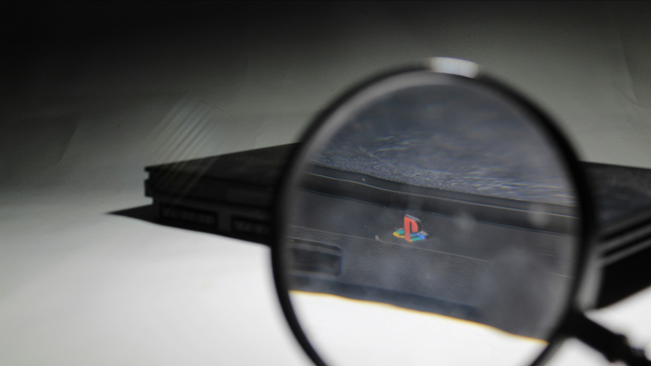 Ciężko w to uwierzyć, ale PlayStation 2 doprowadziło do „zaginięcia” nastolatka. Pięć dni nie dawał znaku życia rodzicom, źródło grafiki: Unsplash | wtrsnvc _.