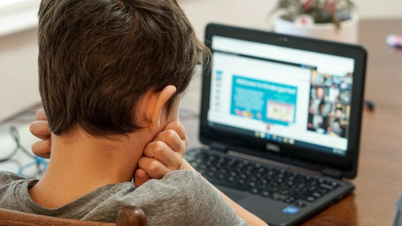 W tej szkole porty USB w komputerach PC są po prostu zaklejane, to zabezpieczenie przed złośliwymi uczniami, źródło grafiki: Unsplash | Thomas Park.