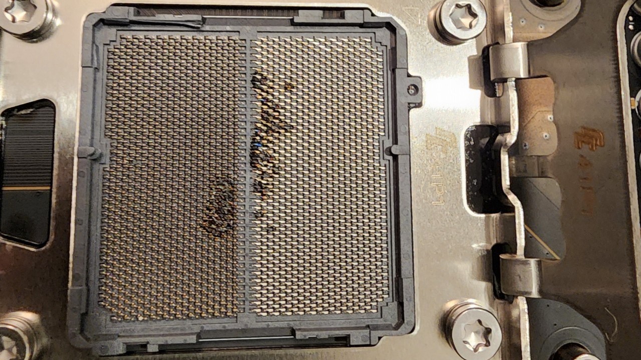 Ryzen 7 9800X3D spalony. Komputer gracza nawet w pełni się nie uruchomił, źródło grafiki: U/TrumpPooPoosPants; r/pcmasterrace; Reddit.