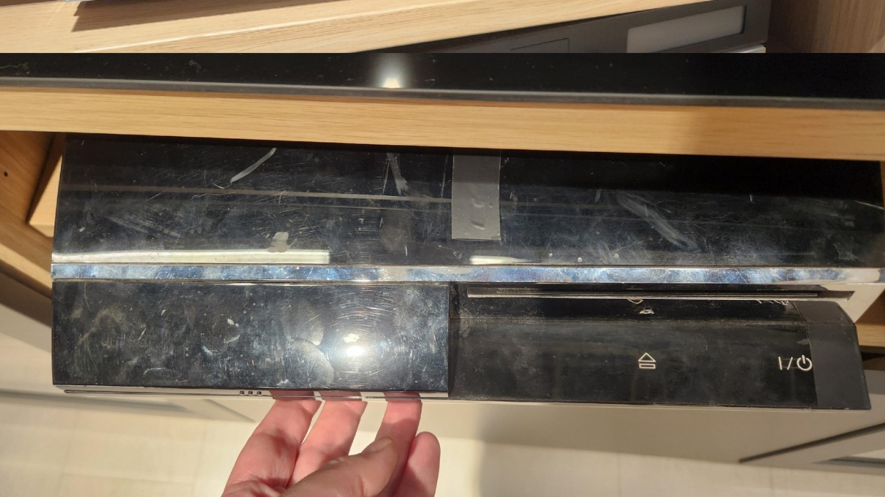 Gracz znalazł prawdziwe konsole PS2 i PS3 w sklepie IKEA; to nie są rekwizyty, źródło grafiki: Tronman100 | Reddit.