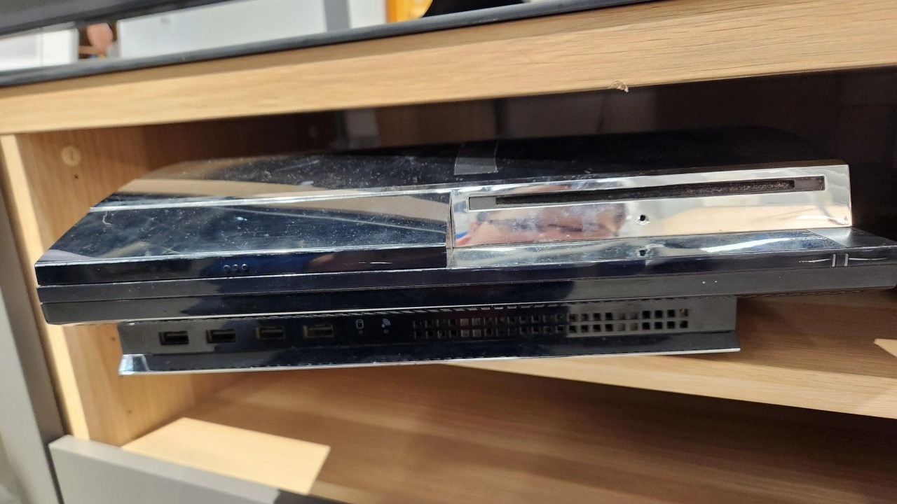 Znalazł PS3 i PS2 w Ikei. Gracze liczą na to, że konsole będą działać i można je odkupić, źródło grafiki: U/Tronman100; r/PS3; Reddit.