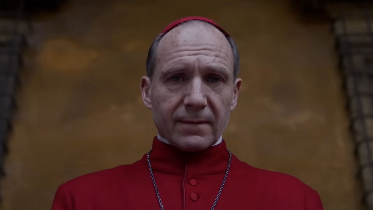 „Karnawał papieskich intryg” - Konklawe zachwyciło krytyków, a my rozdajemy na jego seans darmowe bilety naszym użytkownikom VIP, źródło grafiki: FilmNation Entertainment / House Productions.
