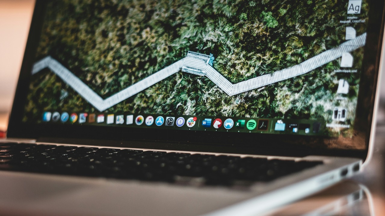 Niespodzianka w ekranie; MacBooki Pro M4 mają dużo lepsze wyświetlacze od poprzedników, źródło grafiki: Jonathan Kemper | Unsplash.