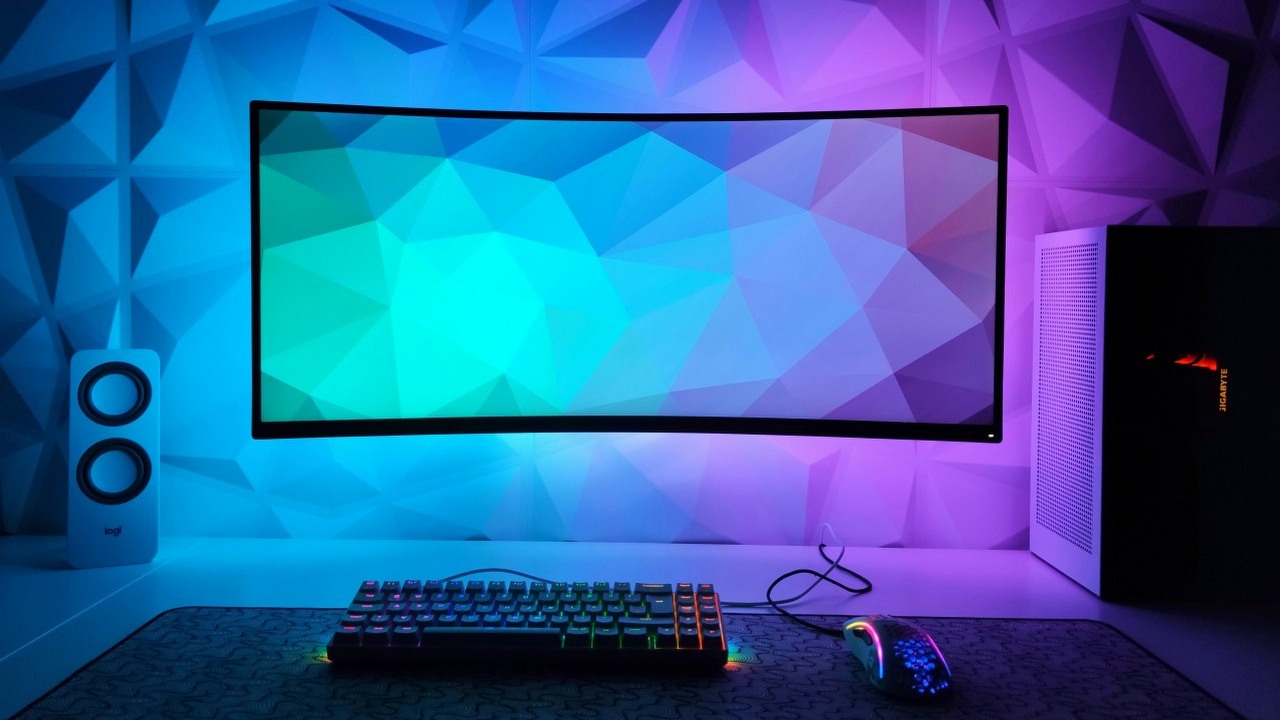 Czy warto kupić monitor ultrawide? Społeczność jest podzielona, źródło grafiki: Joshua Kettle, Unsplash.