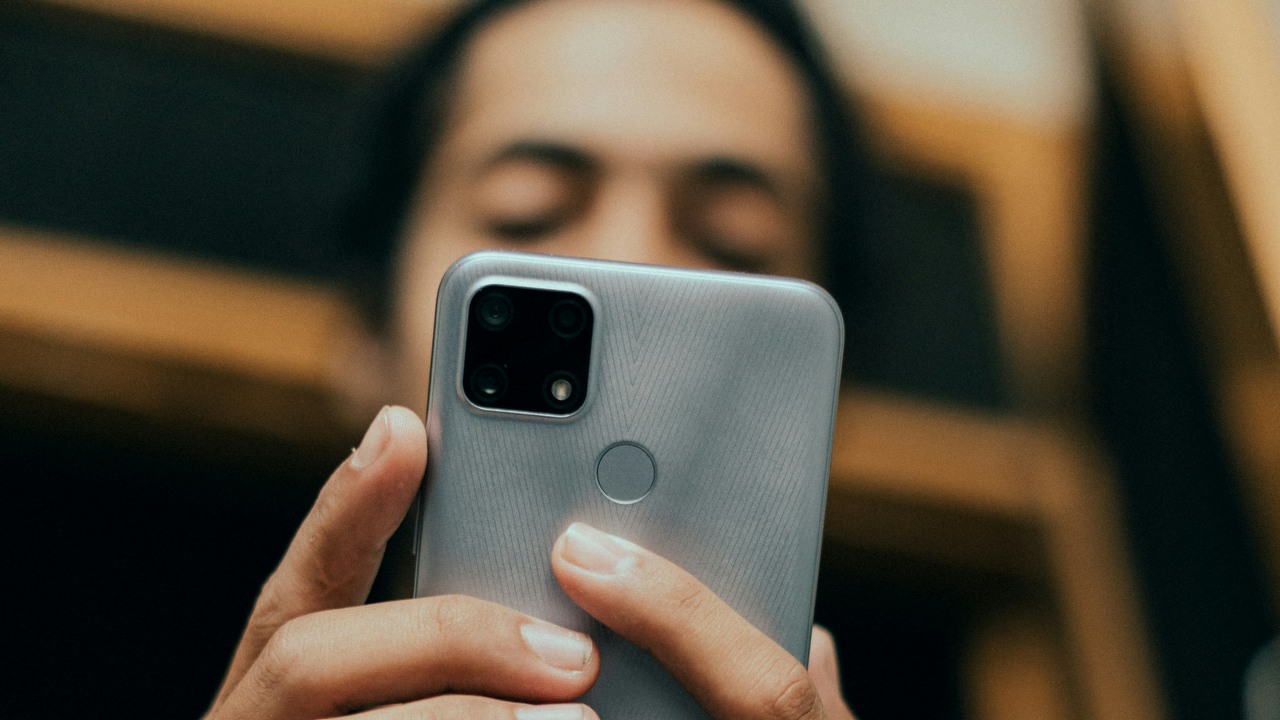Xiaomi 15 Pro w testach wydajności baterii zostawia daleko w tyle iPhone'a 16 Pro Max, źródło grafiki: Sumeet Singh | Unsplash.