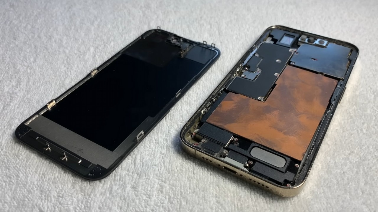 YouTuber kupił w Chinach dziwnego iPhone'a bez logo Apple: Był to wyjątkowy prototyp z przyciskami haptycznymi, źródło grafiki: YouTube: Apple Demo; 2024.