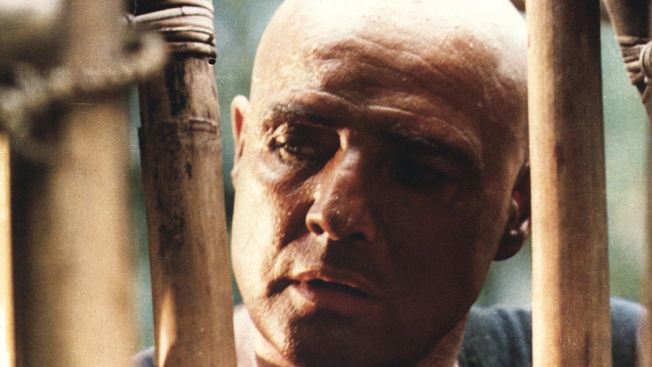 „Muszę tego słuchać od tego gnojka”. Marlon Brando nie mógł znieść krytyki na planie filmu Francisa Forda Coppoli, przez co obraził innego aktora, źródło grafiki: Apocalypse Now, Francis Ford Coppola, United Artists, 1979.